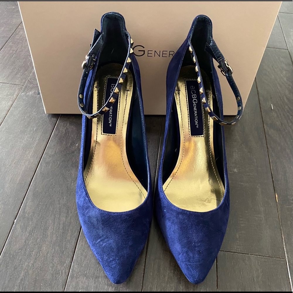 New in Box BCBG Royal Blue Suede Pumps with Ankle Strap and Gold Studs Size 8.5